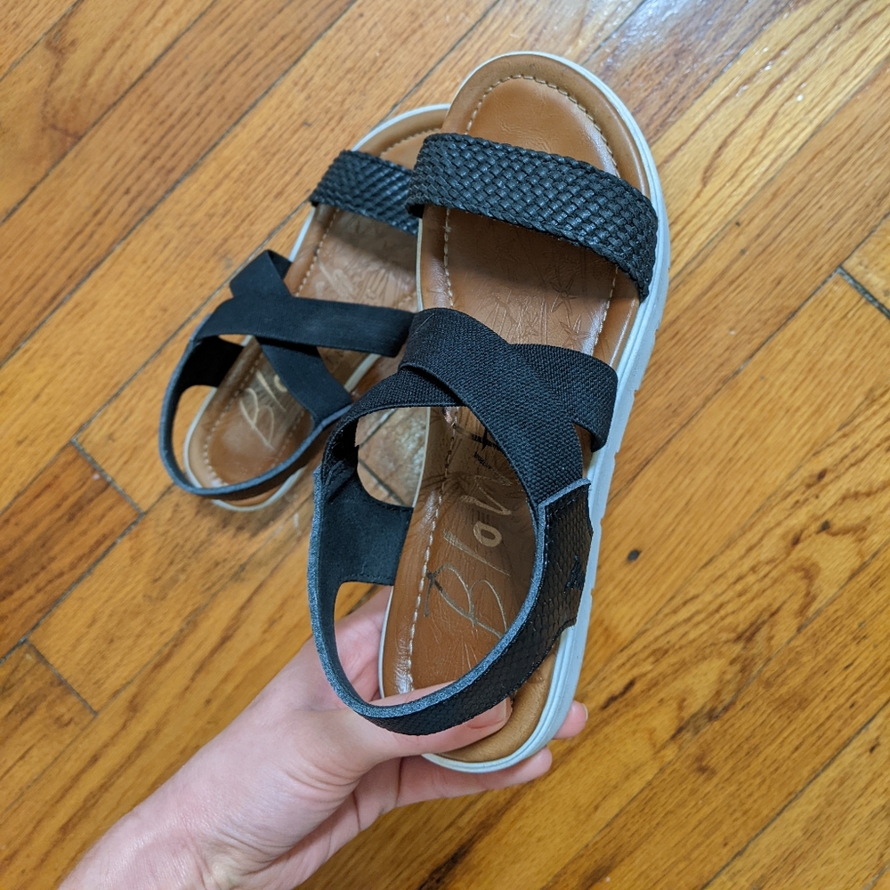 Black and white strappy sandals 🏴🤍